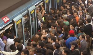 ¡Atención! Metro de Santiago alcanza alta densidad de pasajeros en hora punta