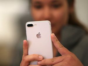 Mujer sedujo a 20 hombres, todos le regalaron un iPhone 7 y esto hizo ella