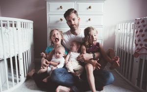 El divertido padre que retrata diferentes situaciones con sus hijas ¡y es un éxito en Internet!