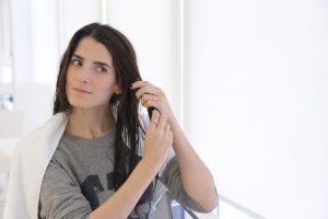 ¿Por qué no deberías dormir con el pelo mojado?﻿