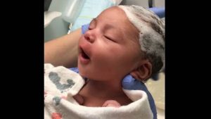 La tierna reacción de este bebé tras su primer baño es lo más tierno que podrás ver