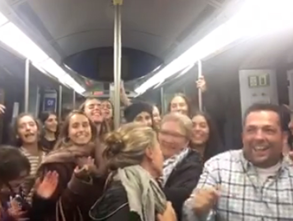 ¡Se pasó! Este músico callejero hace bailar a todo el metro