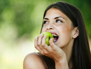 Descubre los beneficios de comer manzana verde en la noche