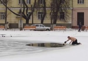 Este hombre salva a un perro de ser ahogado en un río