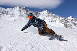 ¡Qué arriesgados! Jóvenes practican snowboard a máxima velocidad