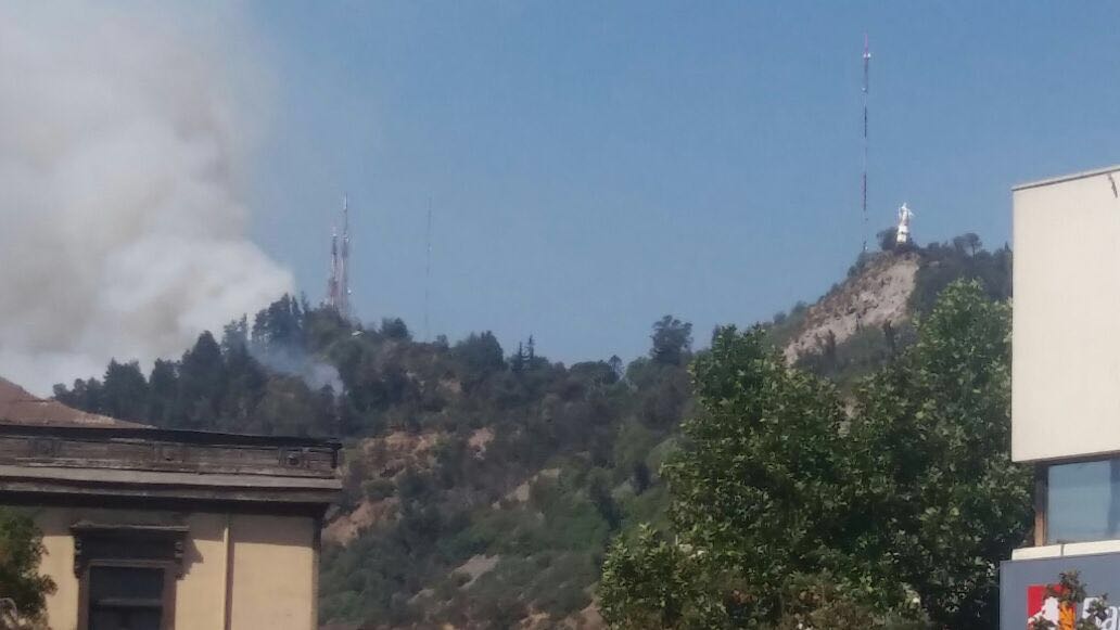 Incendio afecta a Cerro San Cristóbal y evacuan teleférico