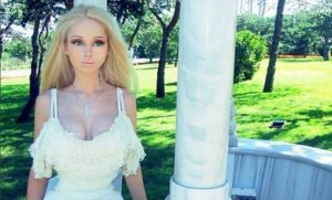 Barbie humana sorprende con foto sin maquillaje
