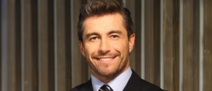 ¡Qué gracioso!: Fernando Solabarrieta cae durante la transmisión de Mundial de Rusia.