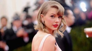 Taylor Swift estrena el cabello rojo en su nuevo videoclip