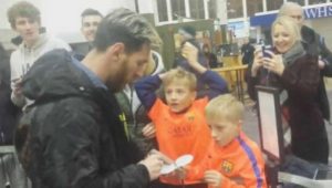 Mira la divertida reacción de estos niños al conocer a su jugador de fútbol favorito