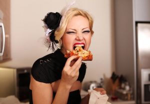 ¿Por qué esta modelo fue tan criticada por subir a sus redes sociales una foto comiendo pizza?
