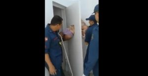 Este ladrón quedó atrapado en una puerta tras huir de la policía