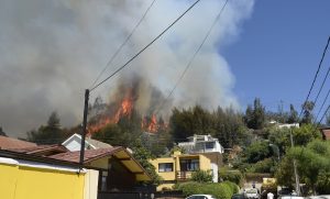 #FMDOSTeInforma Sigue la alerta roja por incendio en la comuna de Viña del Mar