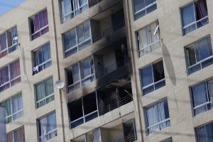#FMDOSTeInforma Incendio en edificio de Santiago Centro le costó la vida a dos personas