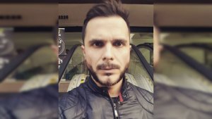 ¿Se parecen? Álvaro Ballero presenta a su hermana melliza