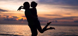 ¿Cómo funcionan los amores de verano? Datos y consejos que no puedes dejar de leer