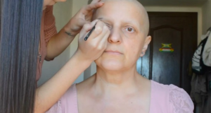 Esta bloguera maquilló a su madre con cáncer y el resultado es realmente increíble