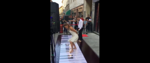 Una pareja toca piano en la calle y revoluciona las redes sociales