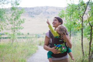 ¿Siempre estás llevando a tu hijo en brazos? Entonces debes leer esto