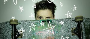 Hijo de David y Victoria Beckham lanza su primer videoclip