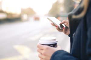 ¿Sabes lo qué es el tech neck? ¡Descúbrelo acá!