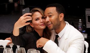 ¡John Legend enamorado! Este fue el emotivo regalo cumpleañero para su esposa