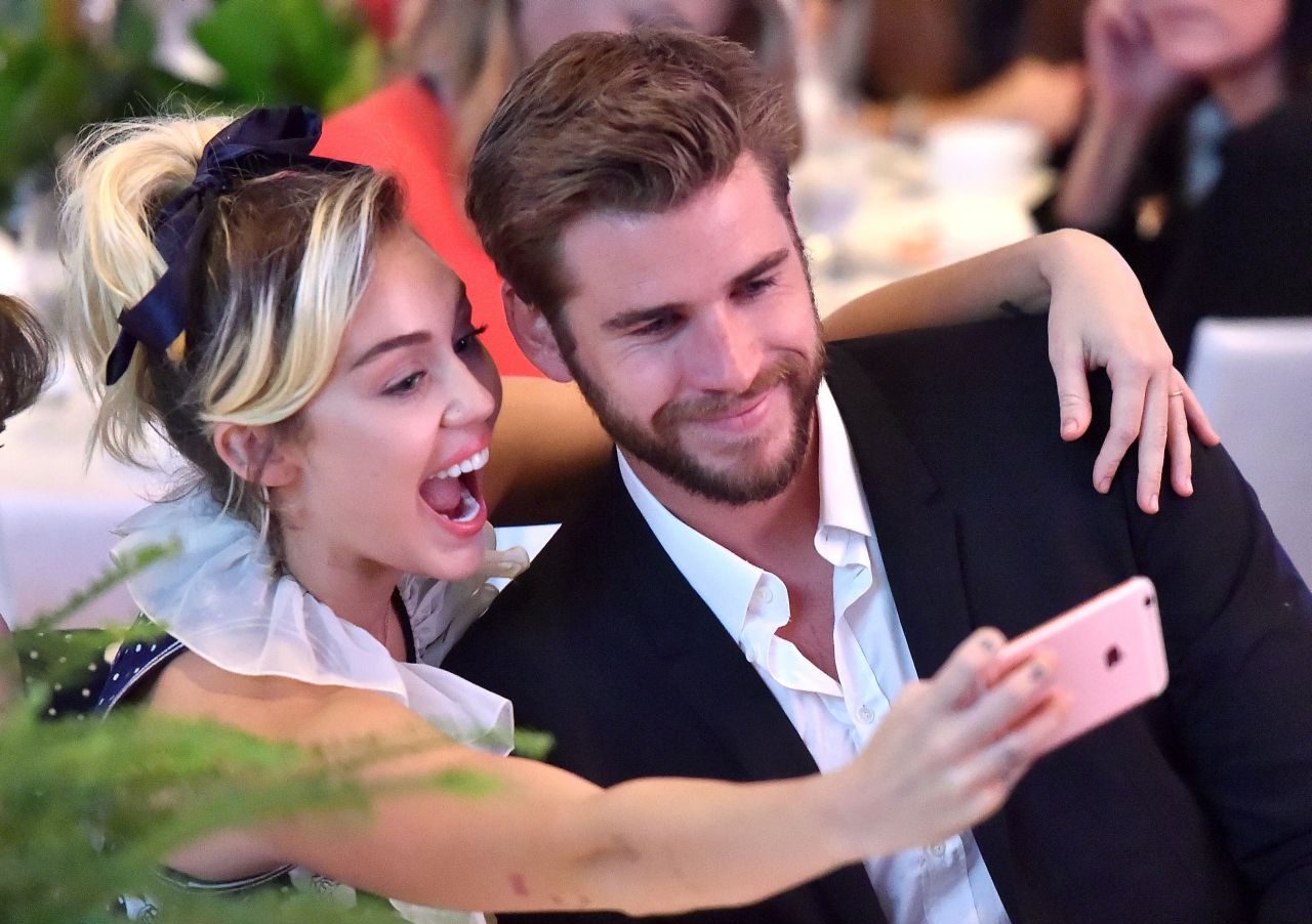 Liam Hemsworth celebra la previa navideña junto a Miley Cyrus y su familia