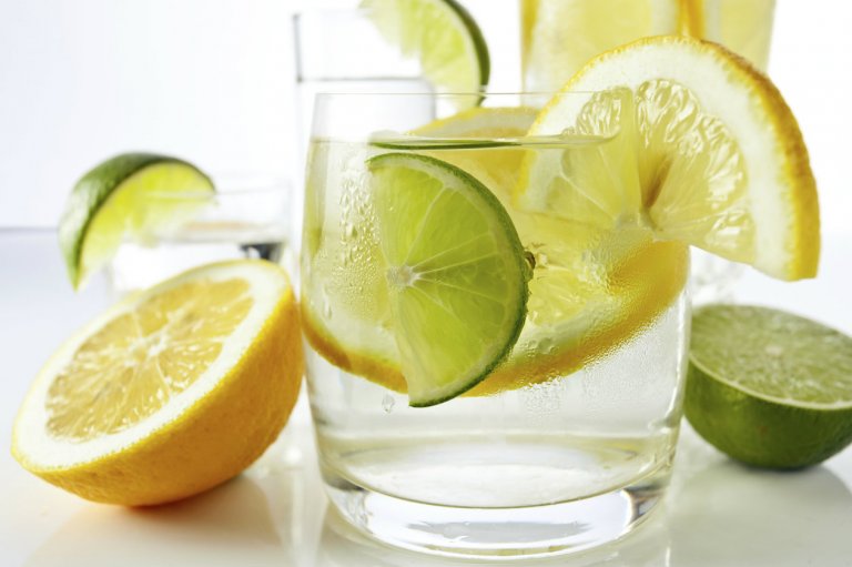 Conoce los beneficios de tomar agua con limón en ayunas