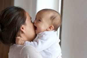 "Lo que nadie te cuenta sobre la maternidad": la carta de una joven madre primeriza