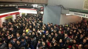 ¿Cuánto tiempo en el año pasa un santiaguino arriba del Metro o el Transantiago?