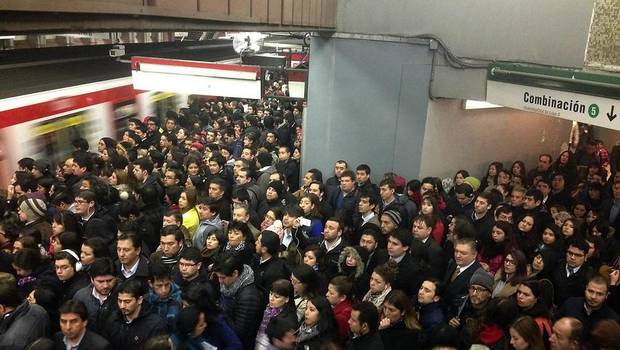 ¿Cuánto tiempo en el año pasa un santiaguino arriba del Metro o el Transantiago?