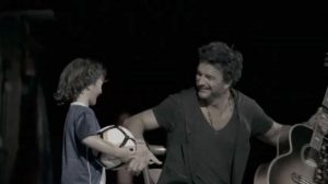 Ricardo Arjona enterneció las redes sociales con un video de su pequeño hijo