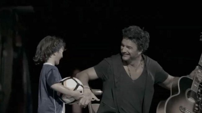 Ricardo Arjona enterneció las redes sociales con un video de su pequeño hijo