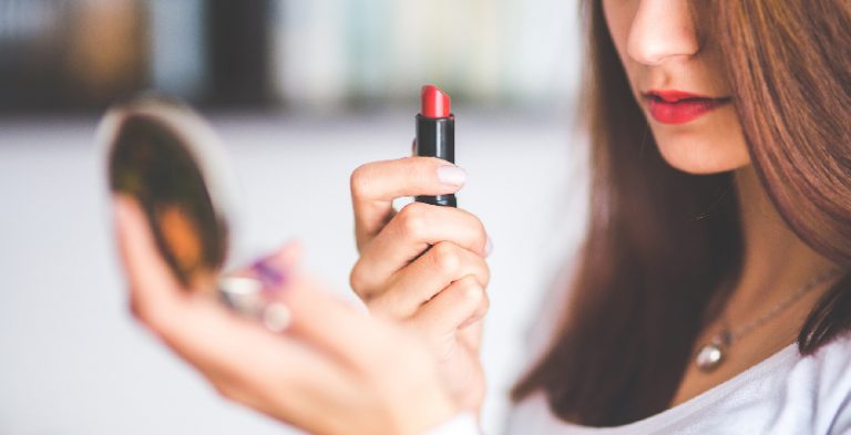Sigue estos tips para que tu maquillaje dure todo el día