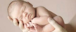 La conmovedora historia de la mujer que dio a luz a su propio nieto