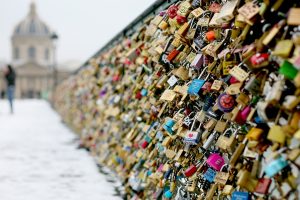 Los candados del amor de París serán subastados por una buena causa