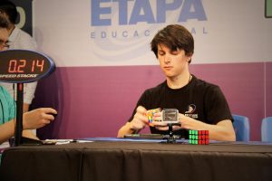 ¡Impresionante! Este joven de 20 años arma un cubo rubik en 5 segundos