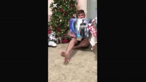 Mira la reacción de este gato al ver que su dueño recibió un regalo