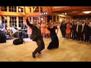 Mira el sorprendente baile de este hijo y su madre en un matrimonio