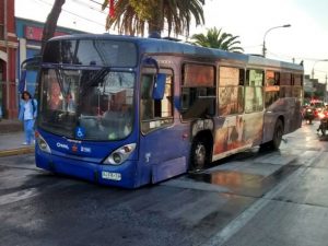 #FMDOSTeInforma Bus del Transantiago resulta con daños tras barricadas en Santa Rosa