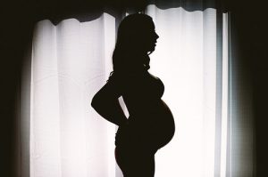 Reconocida cantante muestra su embarazo en topless