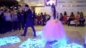 Joven cumplió 15 años y junto a su hermano realizaron el mejor baile de la fiesta