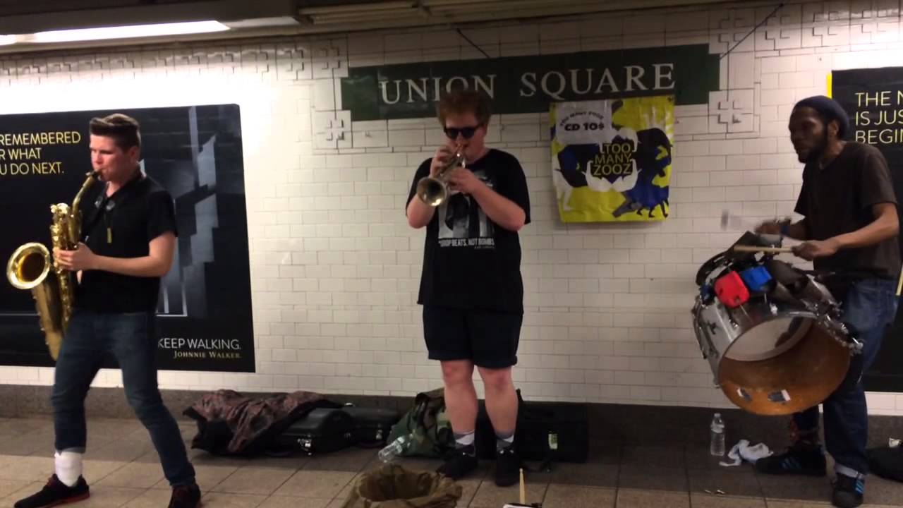 ¡Increíble! Estos músicos callejeros se robaron todas las miradas en un metro