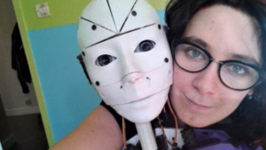 ¿Qué? Esta mujer asegura que está completamente enamorada de un robot