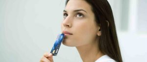 ¿Qué relación tiene la baja autoestima con el uso de las tarjetas de crédito?