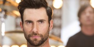 Adam Levine estrenó extravagante cambio de look y se llenó de críticas