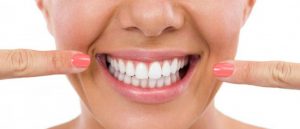 ¿Tomas mucha bebida? Ojo con lo que producen en tus dientes