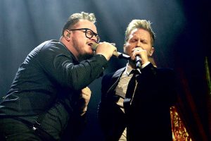 Sin Bandera estrena video lyric y acústico de "¿Qué pasaría?"