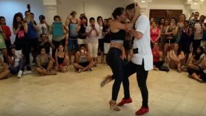 Este hombre le enseña a bailar bachata a una mujer y se vuelve viral en las redes sociales