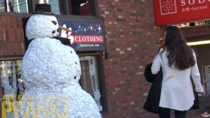 El aterrador muñeco de nieve que todos temen ver en la calle